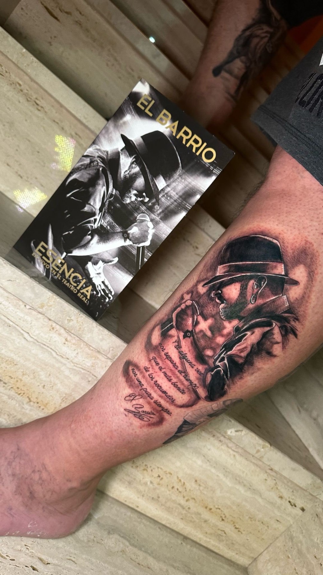 Tatuaje realista de cantante con sombrero y micrófono en pierna