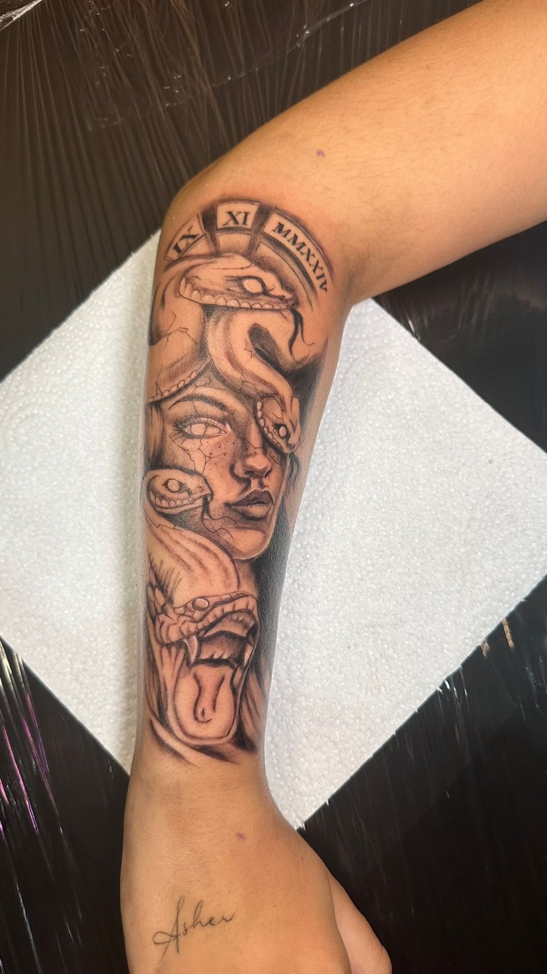 Tatuaje de estilo blackwork de LuciTattooArt