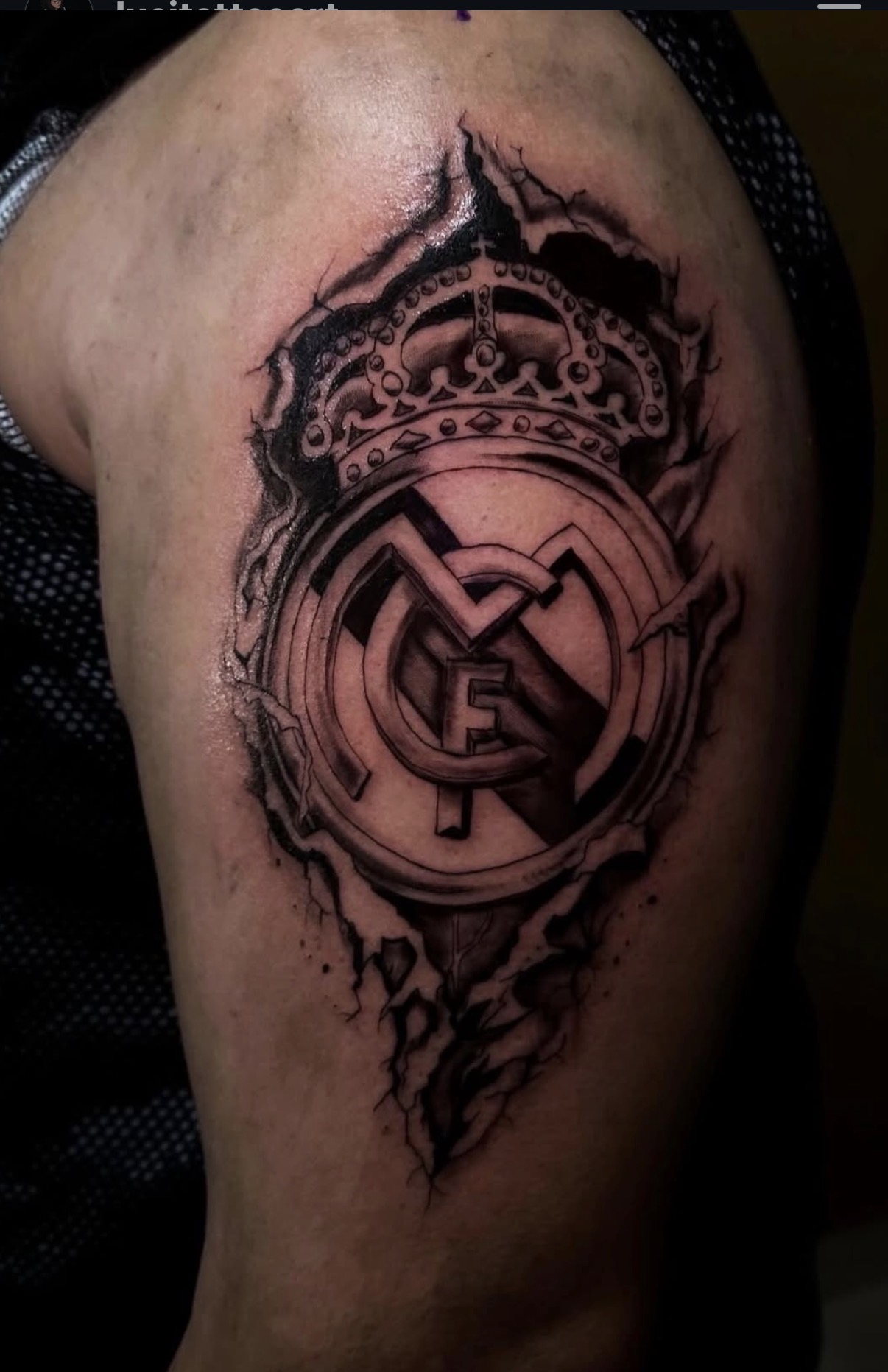 Tatuaje personalizado de escudo con efecto de piel rasgada en brazo
