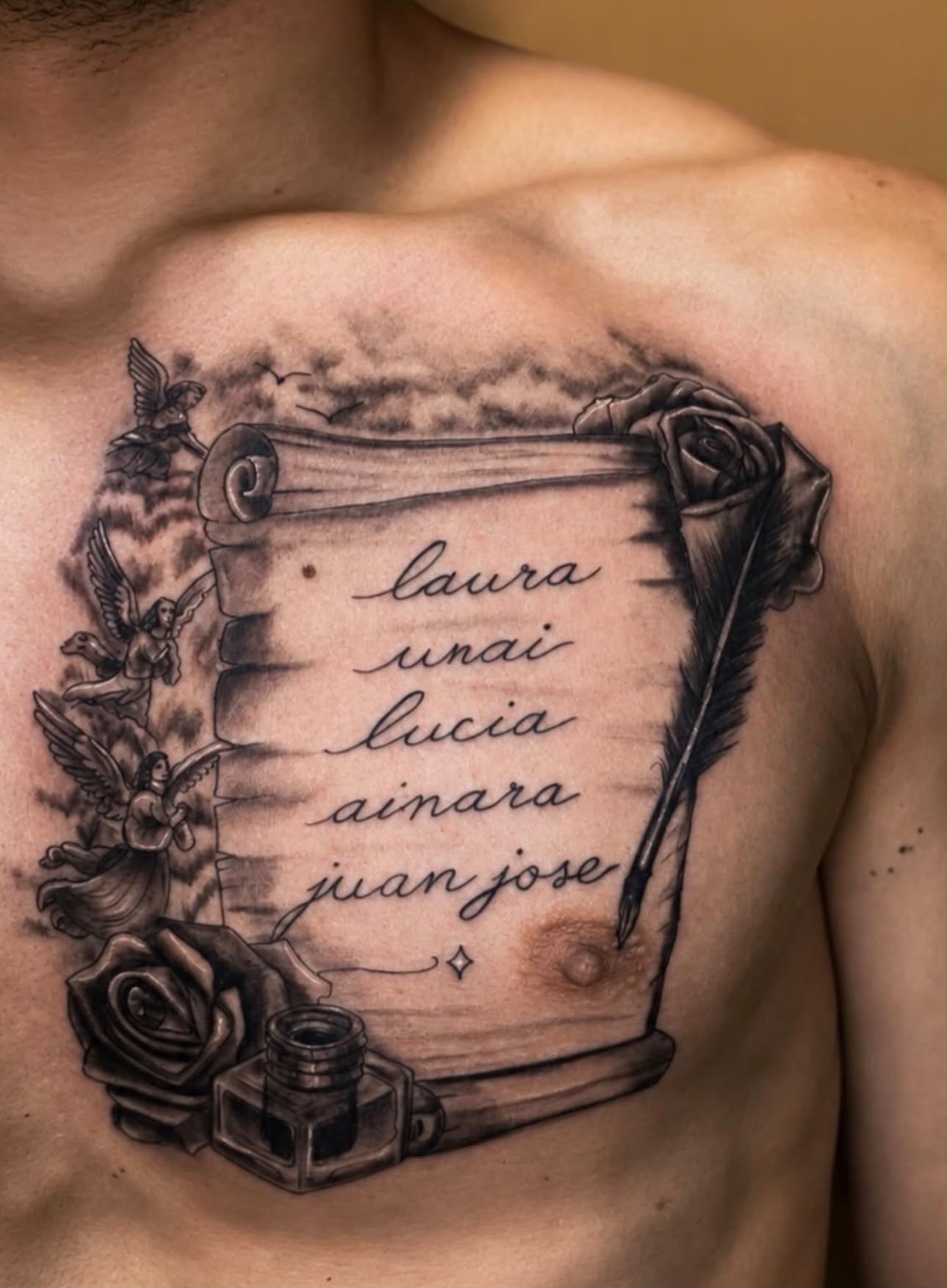 Tatuaje personalizado de pergamino con nombres en pecho